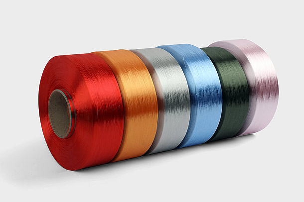 Sợi Polyester nhuộm dope là một loại sợi dệt được sản xuất từ ​​phản ứng trùng hợp hóa học của ethylene và chất tạo màu