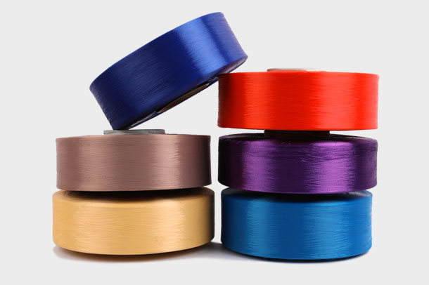 Làm thế nào khả năng chống mài mòn của sợi polyester POY đảm bảo các sản phẩm trong ngành quần áo ngoài trời có thể chịu được gió lâu dài